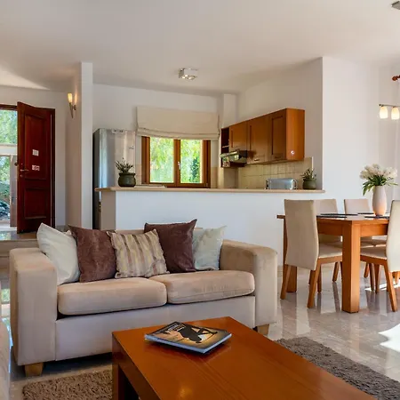 3 Bedroom Cardia With Private Pool, Aphrodite Hills Kouklia