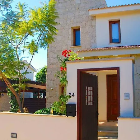 3 Bedroom Cardia With Private Pool, Aphrodite Hills Villa Kouklia